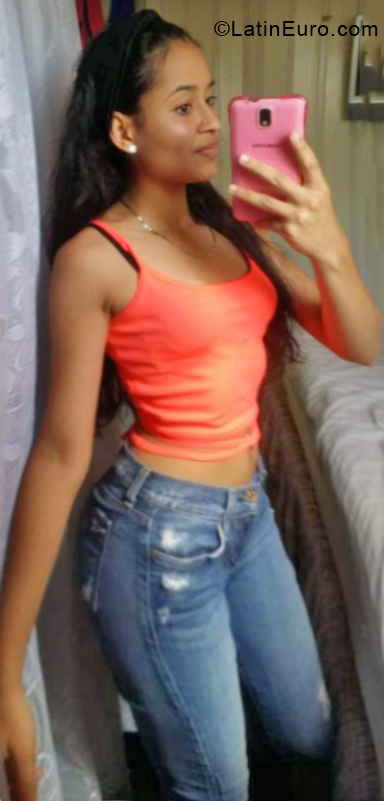 Date this hard body Dominican Republic girl Paola from Santiago DO34008