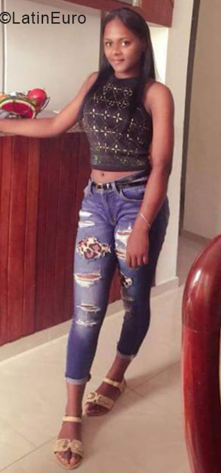Date this stunning Dominican Republic girl Yilenny from Santo Domingo DO34310