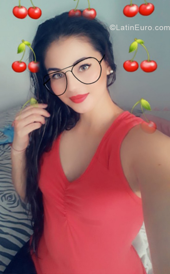 Date this happy Colombia girl Vanessa from Bogota CO25110