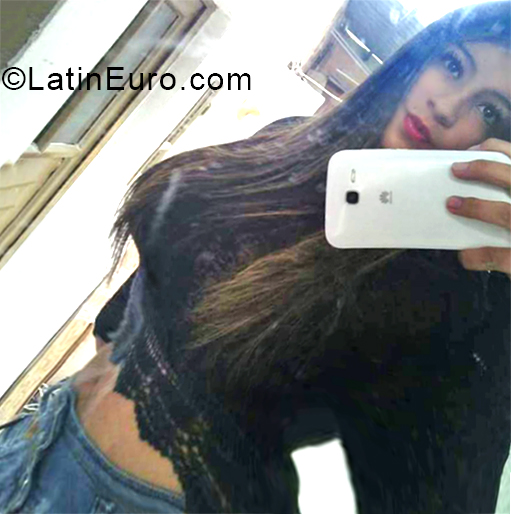 Date this happy Colombia girl Yayis from Bogota CO25125