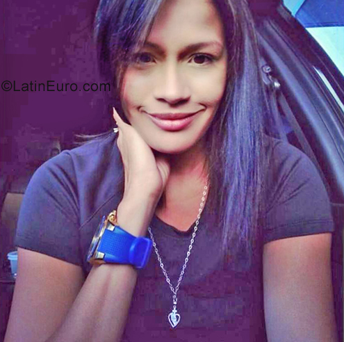 Date this nice looking Venezuela girl Syneloy from Caracas VE2272
