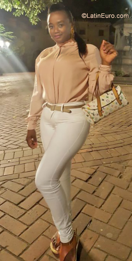 Date this exotic Dominican Republic girl Evelyn from Santo Domingo DO34587