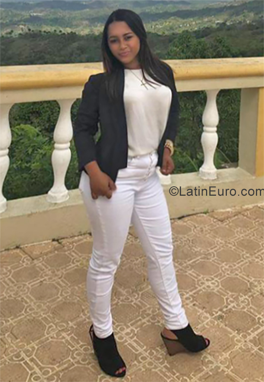 Date this athletic Dominican Republic girl Erika from Santo Domingo DO34602