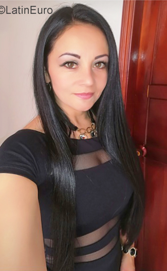 Date this good-looking Colombia girl Pao from Bogota CO25433