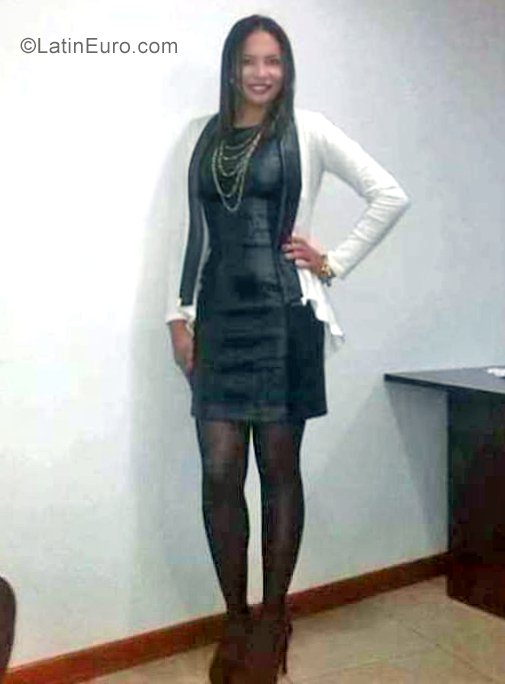 Date this good-looking Colombia girl Yira from Bogota CO25478