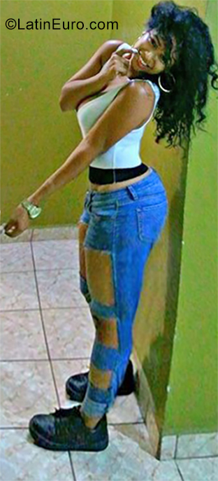 Date this funny Dominican Republic girl Ariana from La Romana DO39989