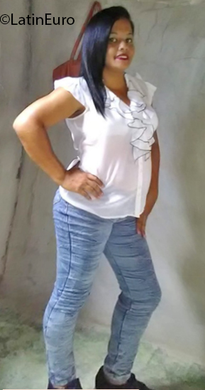 Date this beautiful Dominican Republic girl Desire from Santo Domingo DO35190