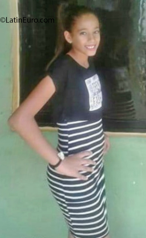 Date this happy Dominican Republic girl Bella from Santo Domingo DO35193