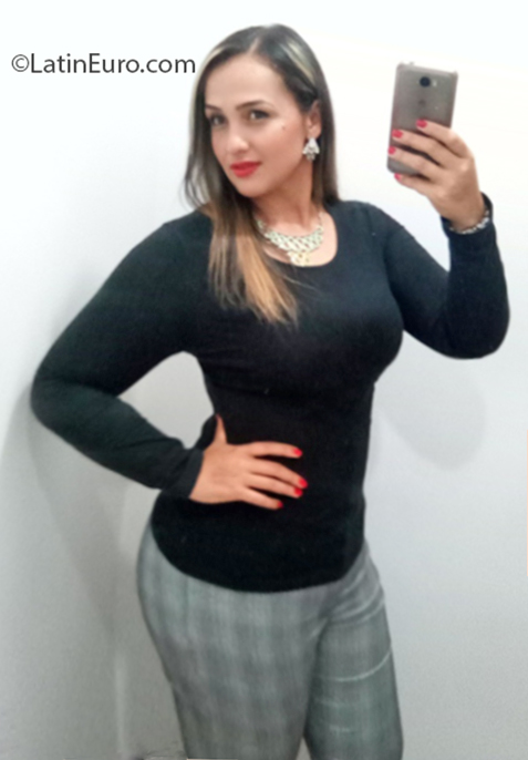 Date this nice looking Colombia girl Liliana from Medellín CO25559