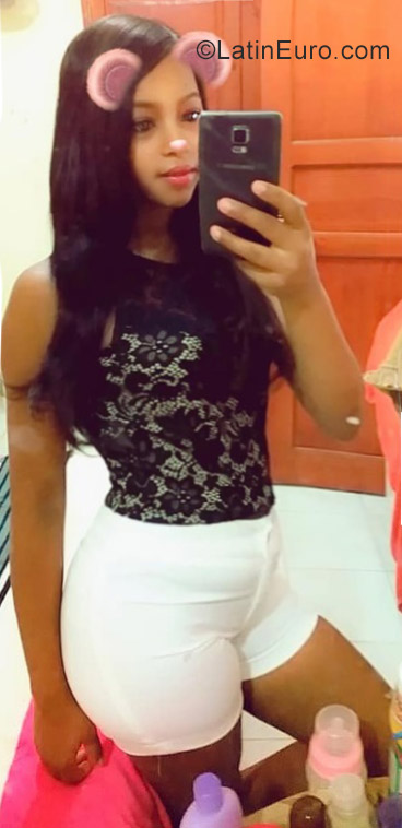 Date this hard body Dominican Republic girl Elisa from Santiago DO35223