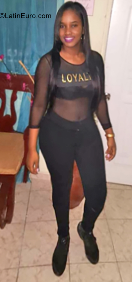 Date this good-looking Dominican Republic girl Yokarie from Santo Domingo DO37285