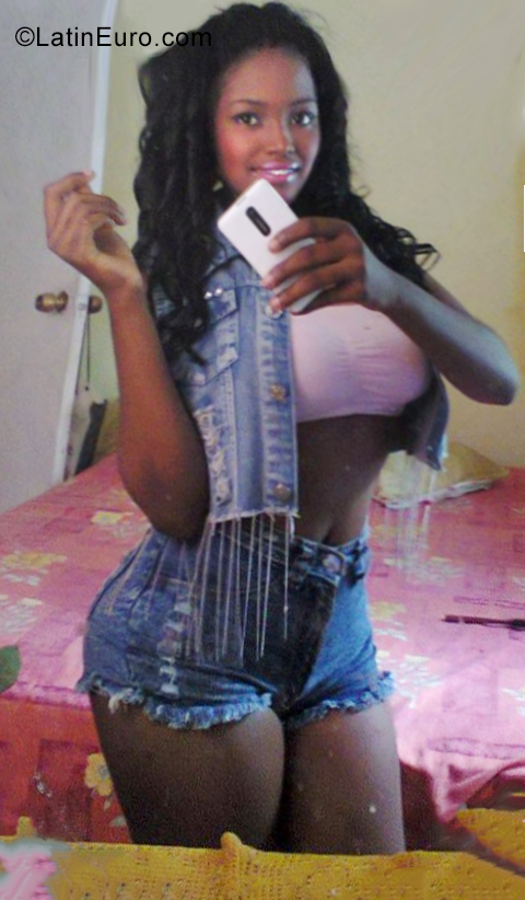 Date this fun Dominican Republic girl Coraine from Santo Domingo DO35248