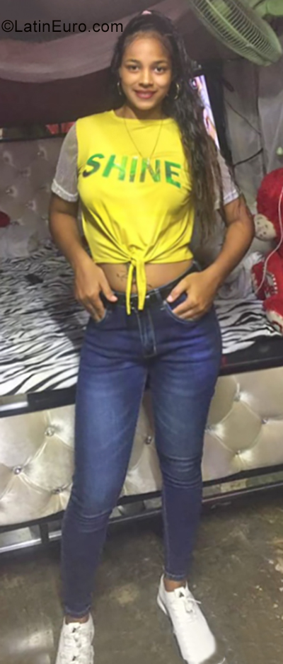 Date this hard body Dominican Republic girl Esmeralda from Santo Domingo DO35262