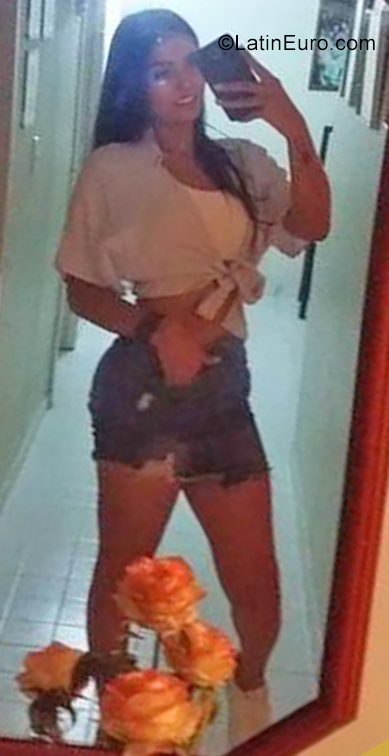 Date this hard body Colombia girl Daniela from Cali CO25653