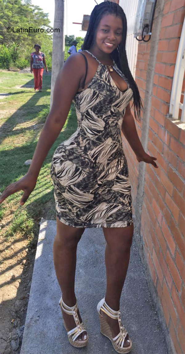 Date this sultry Colombia girl Johana from Cali CO25755