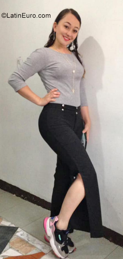 Date this cute Colombia girl Claudia from Manizales CO25772