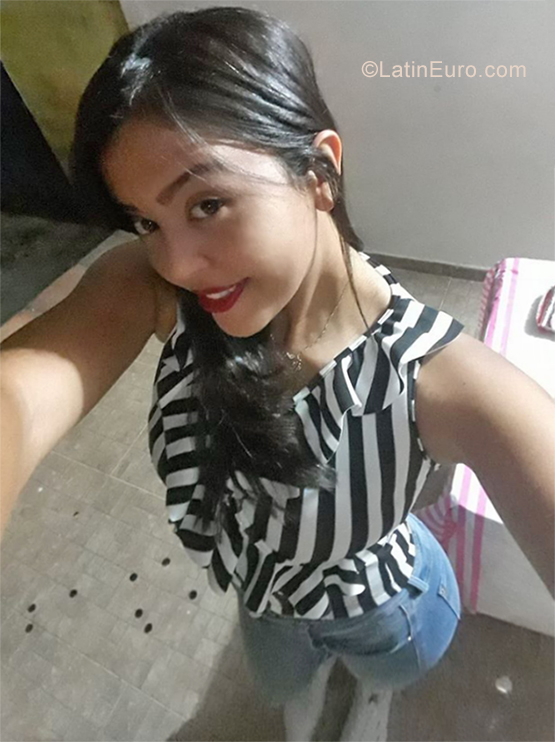 Date this good-looking Colombia girl Claudia from Barrancabermeja CO25809