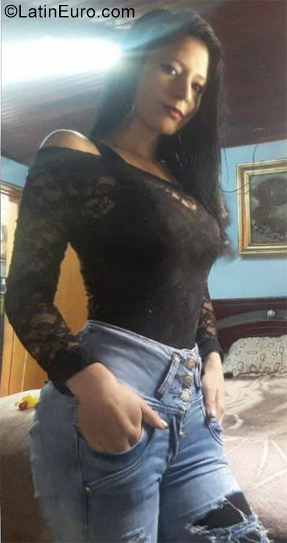 Date this nice looking Colombia girl Antonella from Bogota CO25873