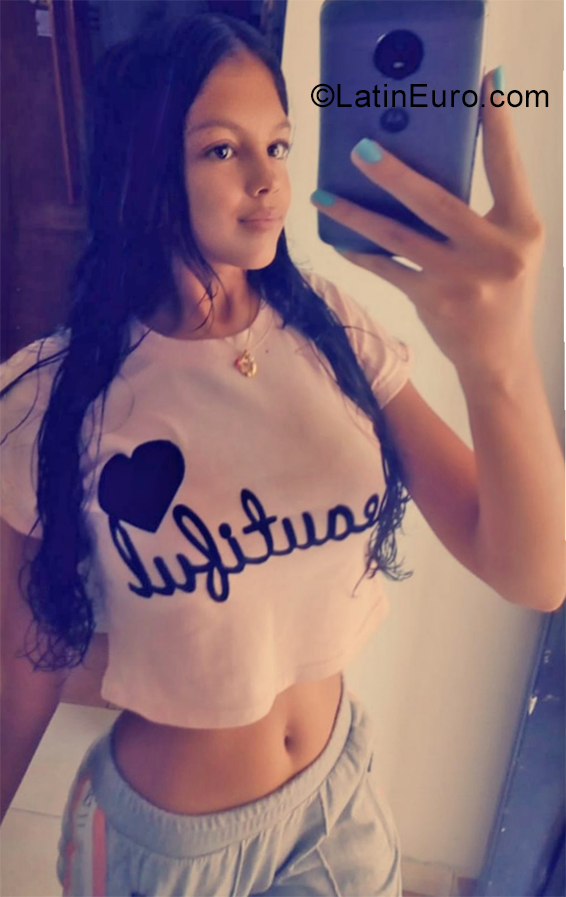 Date this foxy Venezuela girl Daniela from Maracaibo VE2600