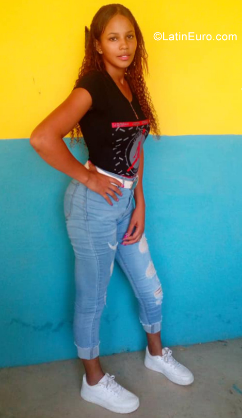 Date this pretty Dominican Republic girl Yordana from Montecristi DO35705