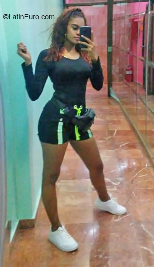 Date this gorgeous Dominican Republic girl Karina from Santo Domingo DO35831