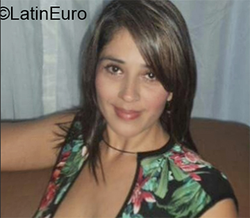 Date this nice looking Colombia girl Monica from Armenia CO25978