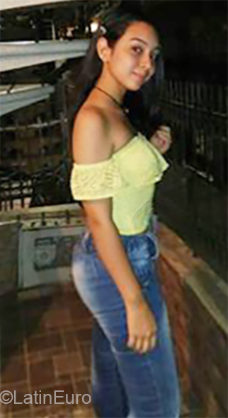 Date this lovely Colombia girl Angi from Cali CO26025