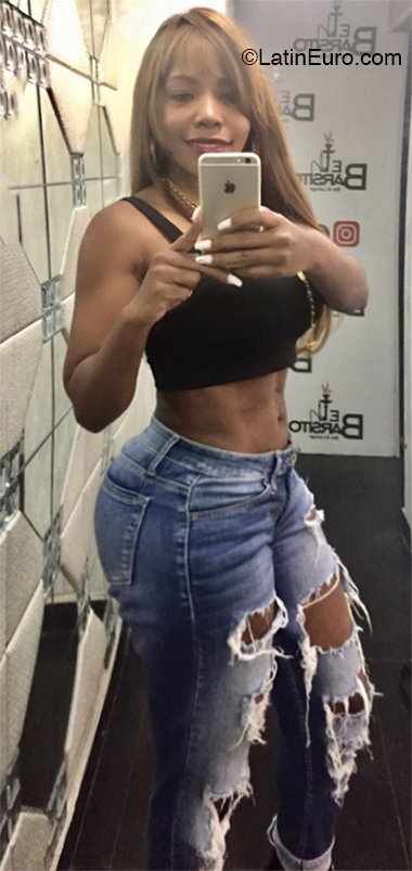 Date this passionate Dominican Republic girl Yakira from Santo Domingo DO36075