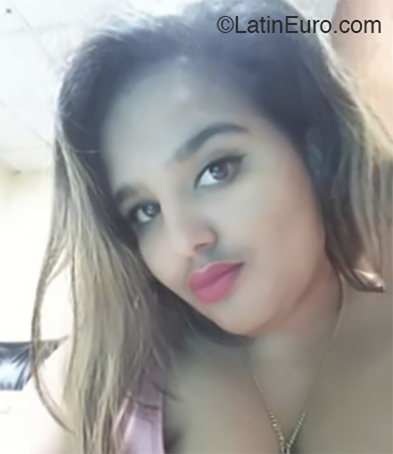 Date this foxy Cuba girl Karina from Havana CU597