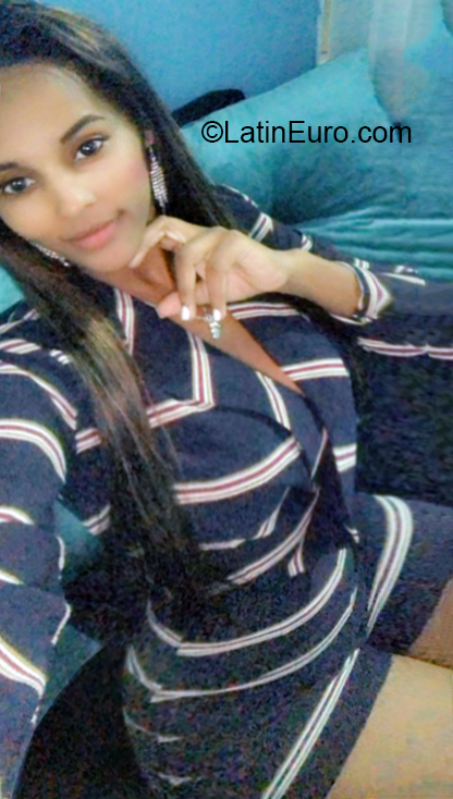 Date this exotic Dominican Republic girl Dahianna from Santo Domingo DO36246