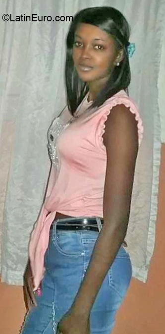 Date this gorgeous Dominican Republic girl Dari from Santiago Rodriguez DO36315