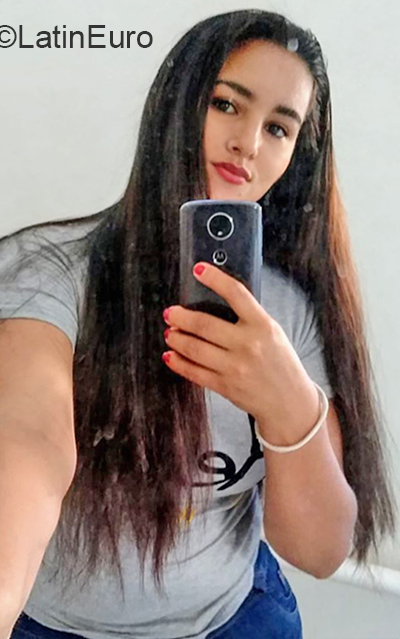 Date this attractive Colombia girl Erica from Bucaramanga CO26205