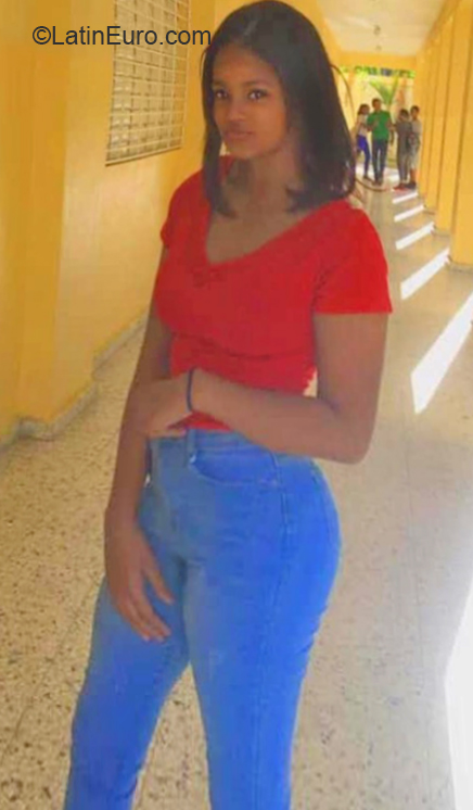 Date this sultry Dominican Republic girl Brenda from Santo Domingo Oeste DO36442