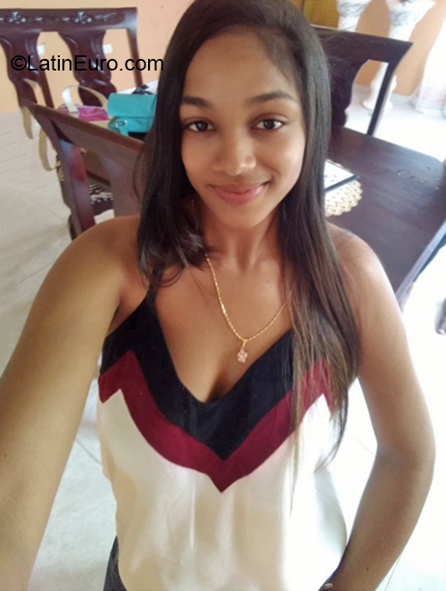 Date this voluptuous Dominican Republic girl Esmeraly from Santo Domingo DO36446