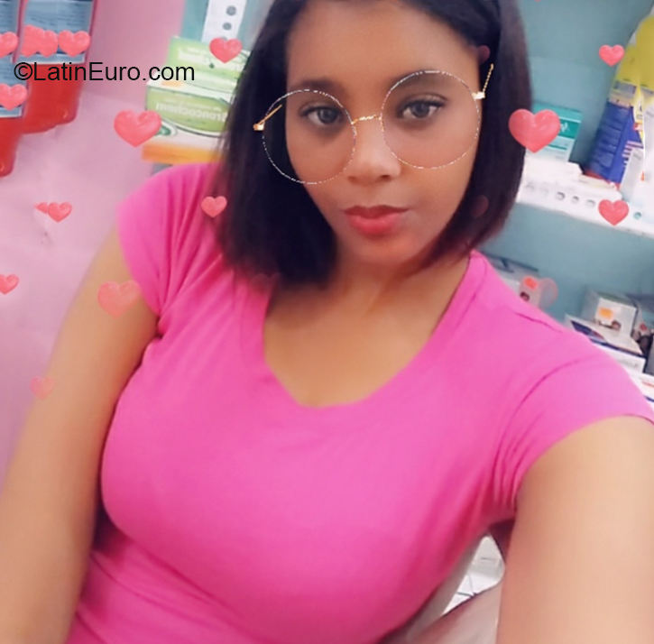 Date this happy Dominican Republic girl Chakiria from Santo Domingo DO36601