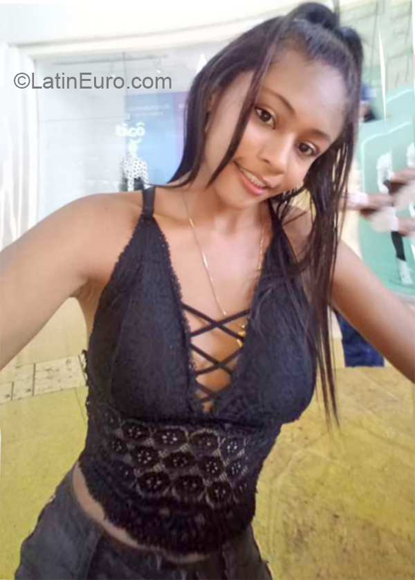Date this cute Colombia girl Yessica from Cartagena CO26336