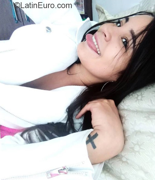 Date this attractive Venezuela girl Valentina from Caracas VE2822