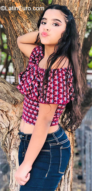 Date this sensual Venezuela girl Valentina from Maracaibo VE2835