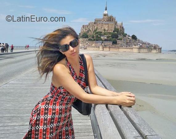 Date this good-looking France girl Cristina from Paris FR297