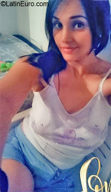 Date this attractive Venezuela girl Karen from Caracas VE2901