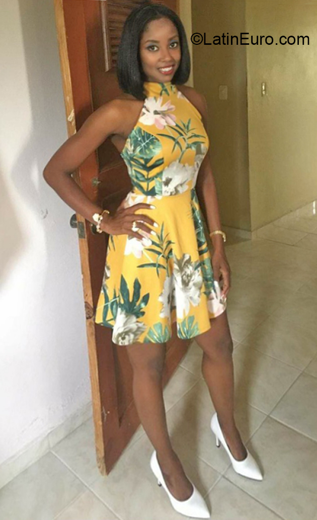 Date this nice looking Dominican Republic girl Sherlyn from Santo Domingo DO36904