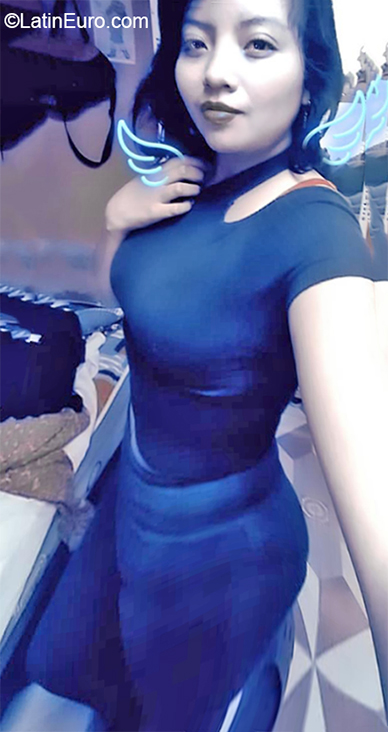 Date this voluptuous Ecuador girl Andrea from Quito EC402