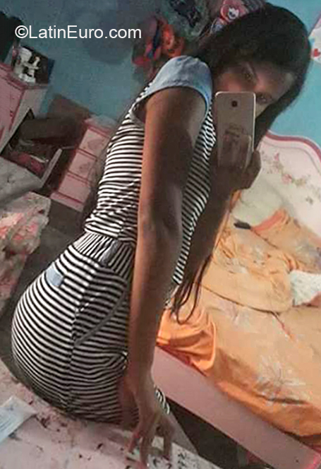 Date this beautiful Venezuela girl Estefania from Caracas VE2881