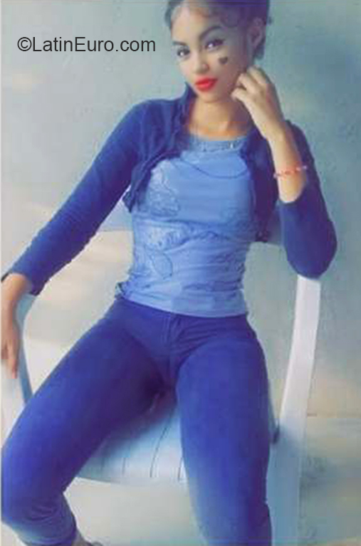 Date this voluptuous Dominican Republic girl Darlenis from La Vega DO36984