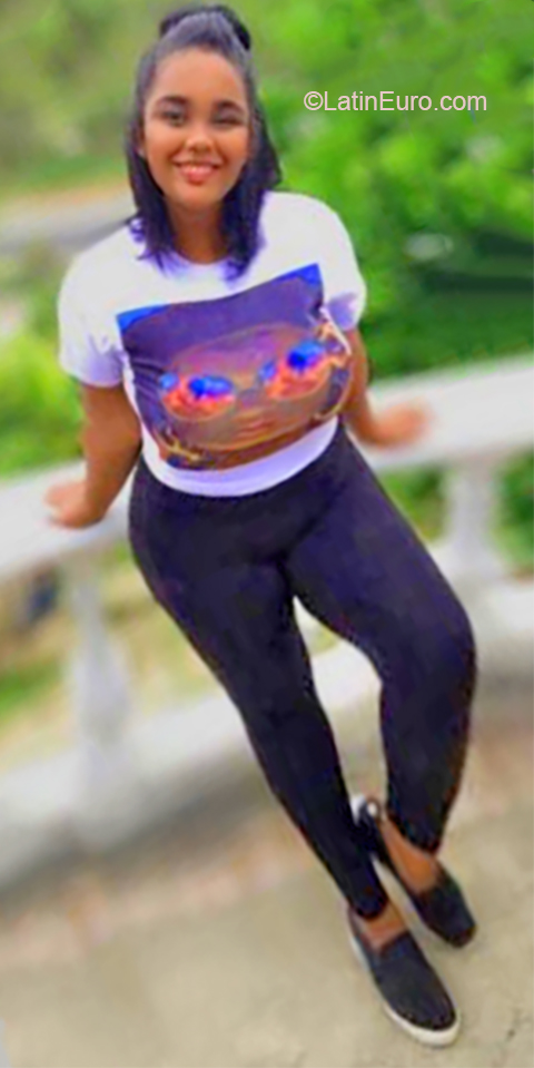 Date this athletic Dominican Republic girl Alexandra from Santiago DO36996