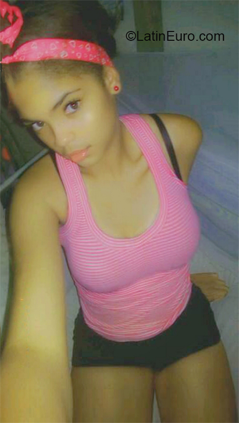 Date this foxy Dominican Republic girl Rose from Santo Domingo DO37011