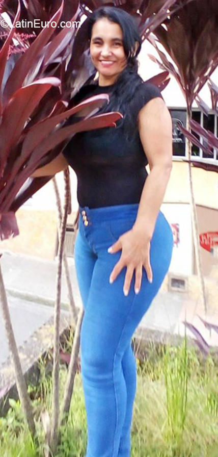 Date this tall Colombia girl Dora from Armenia CO26539