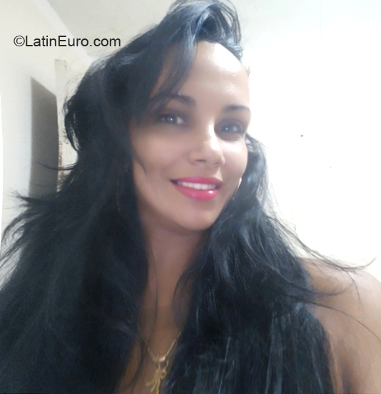 Date this pretty Cuba girl Ludmila from Havana CU642