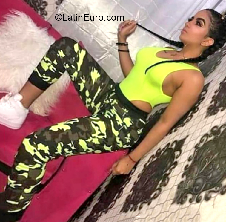 Date this foxy Dominican Republic girl Alina from Santo Domingo DO37096