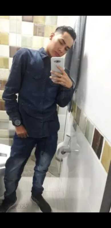 Date this tall Colombia man Andres rivera from Medellin CO26588